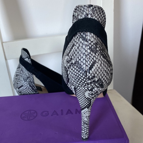 WHBM suede peep toe pumps size 9 - Picture 8 of 8